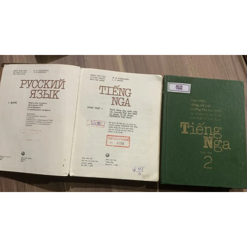 Sách học tiếng Nga, bìa cứng, in tại Nga, tập 1-2 602986