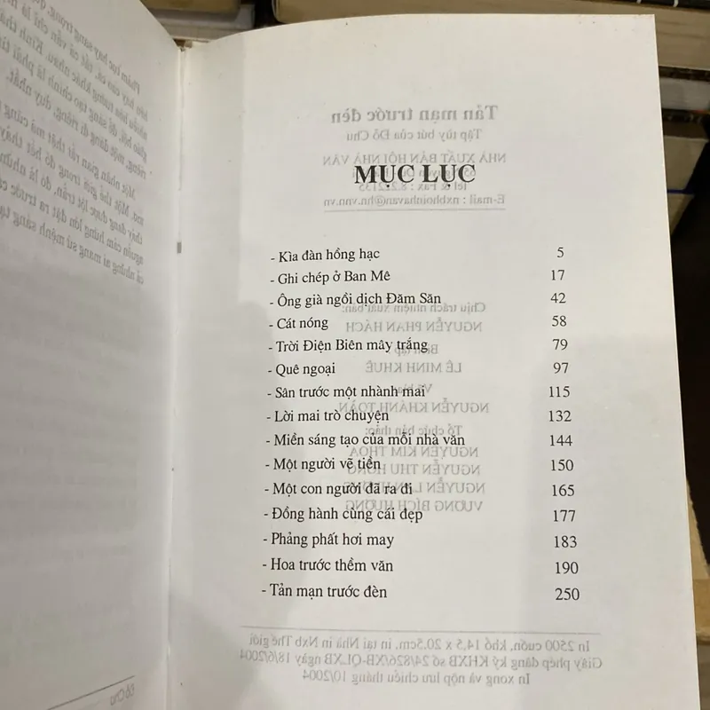 TẢN MẠN TRƯỚC ĐÈN, Tùy bút, bản bìa cứng có chữ ký tác giả Đỗ Chu (XB 2004) 674902