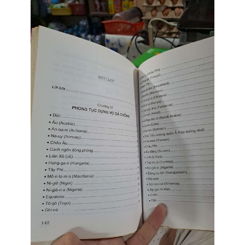 Phong Tục Thế Giới Phong Tục Cưới Hỏi & Nuôi Con - Thanh Liêm - 2007 mới 80% - SÁCH XƯA - HCM3012 749695