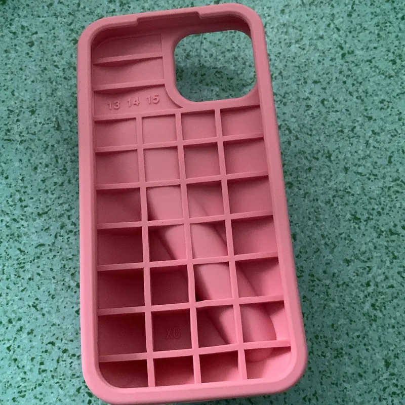 Ốp lưng Iphone 13 màu hồng kèm son dưỡng 689853