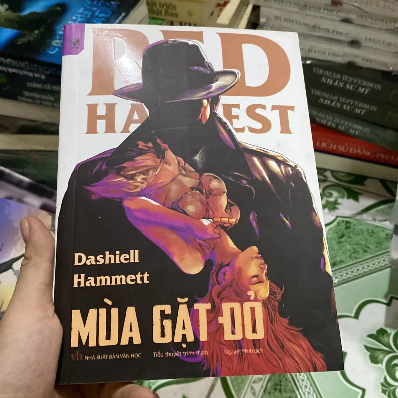 Mùa gặt đỏ" (tên gốc: Red Harvest) của tác giả Dashiell Hammett 999086