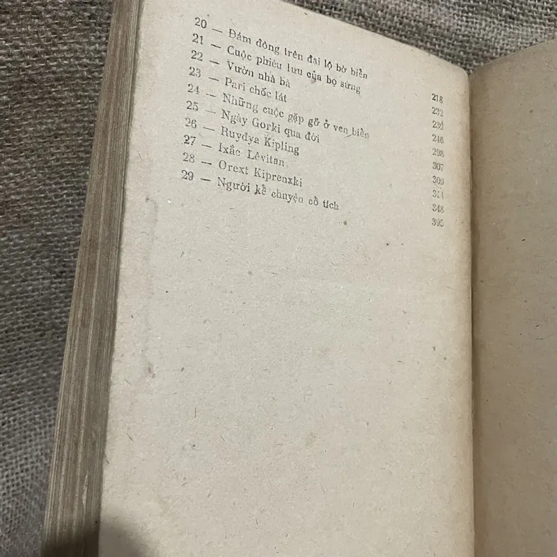 Bình minh mưa, Bông Hồng vàng , một mình với mùa thu (tiểu luận, chân dung) - Paustovsky 719411