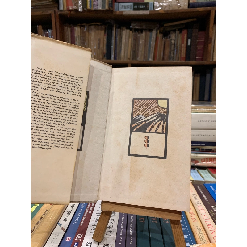 AT THE FOOT OF THE BLUE MOUNTAINS: STORIES BY TAJIK AUTHORS 360743