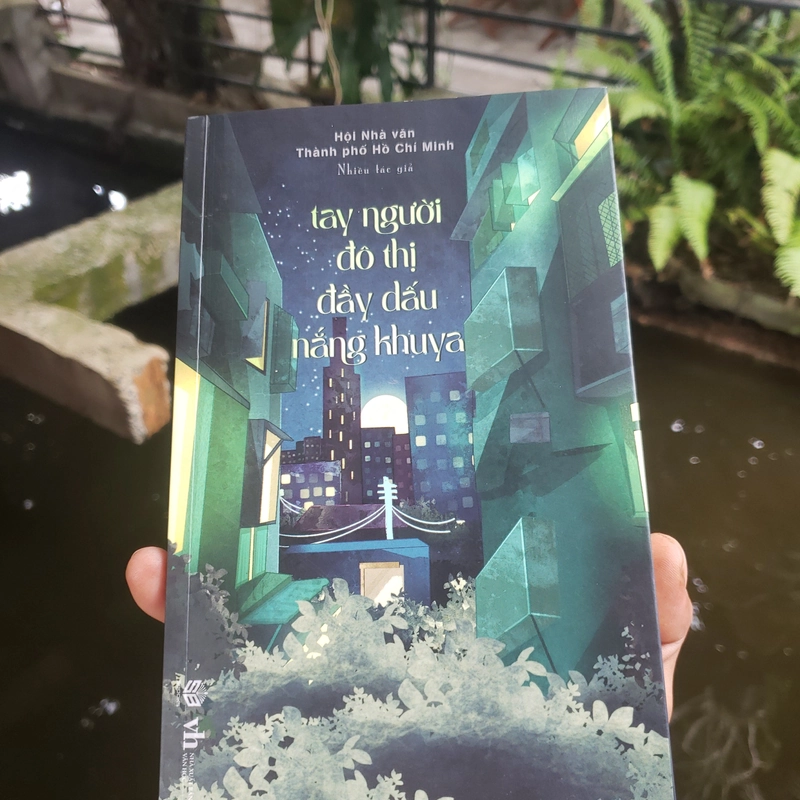Tay người đô thị đầy dấu nắng khuya 533516