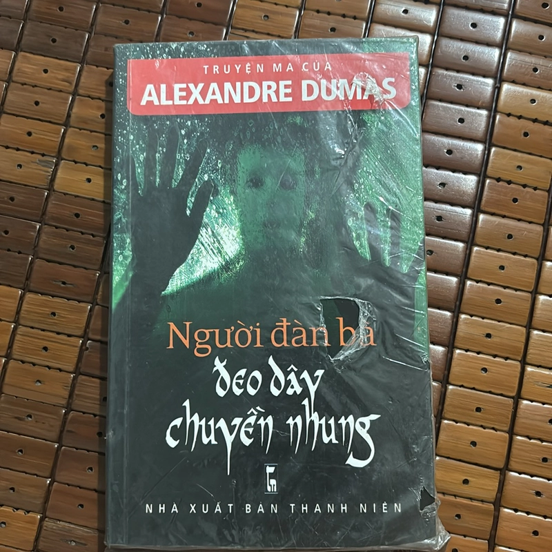 Người đàn bà đeo dây chuyền Nhung 537479