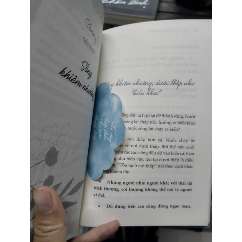 Như mây bình thản, như nước thong dong" của tác giả Akira Uenishi.  703714