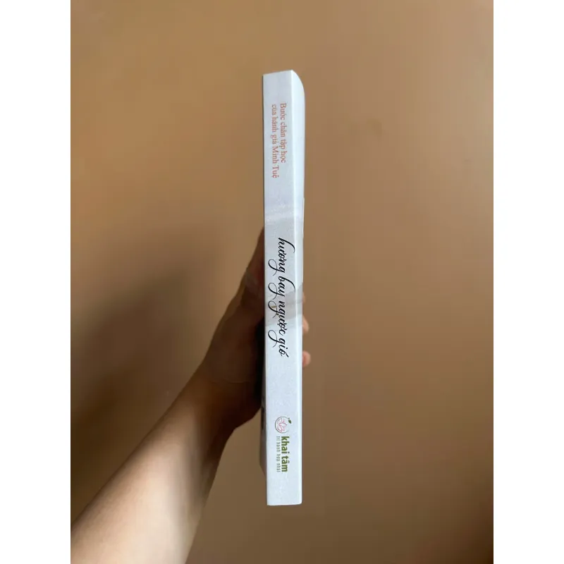 Hương bay ngược gió: Bước chân tập học của hành giả Minh Tuệ 733555