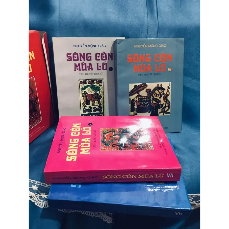 Tiểu thuyết lịch sử Sông Côn mùa lũ 788215