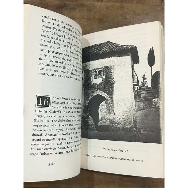 Camera Lucida: Reflections on Photography - Roland Barthes (Penguin Vintage) 731658