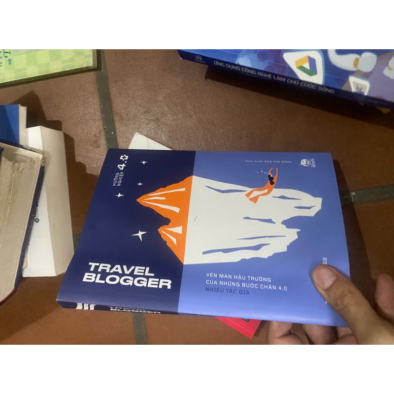 Sách Hướng Nghiệp 4.0 - Travel Blogger - Vén Màn Hậu Trường Của Những Bước Chân 4.0 308255
