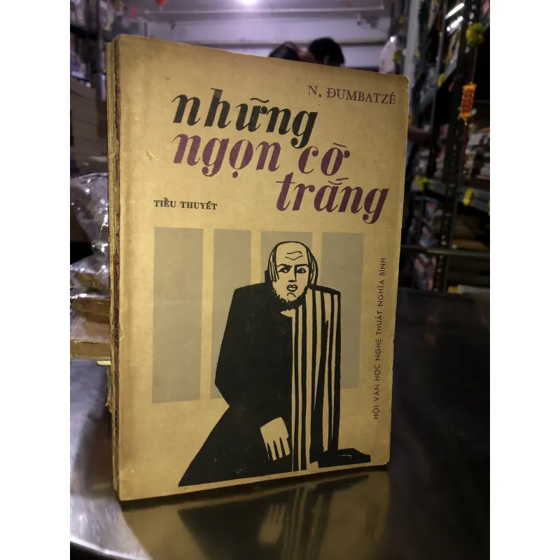 Những ngọn cờ trắng - N. Đumbatzê 973306