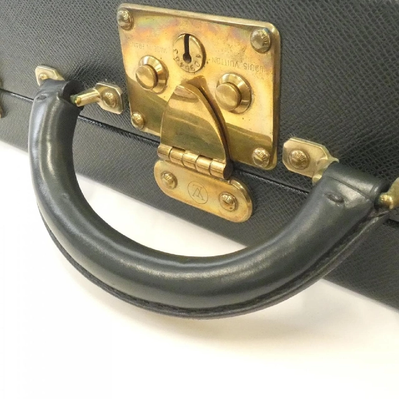 Túi Louis Vuitton Taiga President M30004 617378