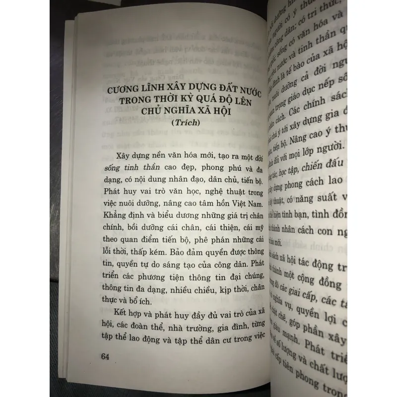 “Văn hoá soi đường cho quốc dân đi” (văn kiện của Đảng về văn hoá) 723016