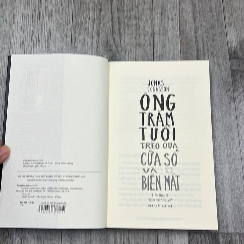 Ông trăm tuổi trèo qua cửa sổ và biến mất. 1b1 531916