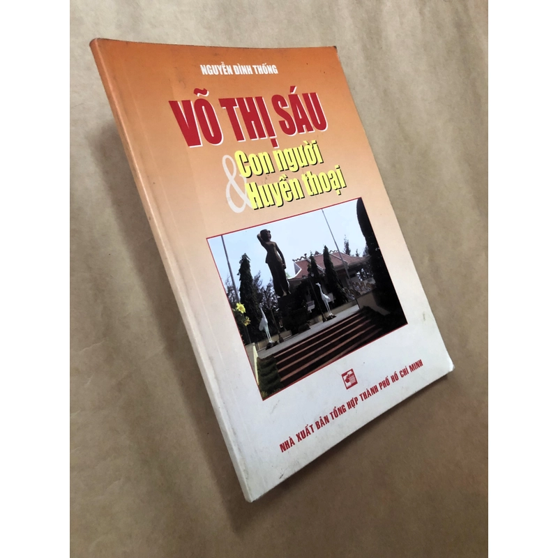 Sách Võ Thị Sáu & Con người huyền thoại - Nguyễn Đình Thống - Còn tốt 305403