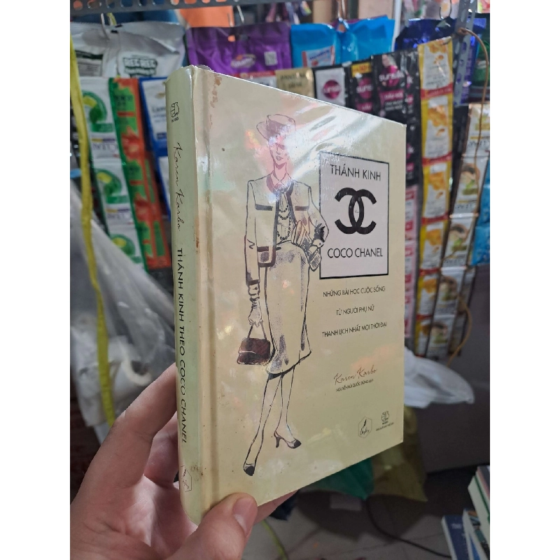 Thánh Kinh Theo Coco Chanel - Karen Karbo 2017 mới 80% ố bìa cứng KỸ NĂNG HCM3012 750402