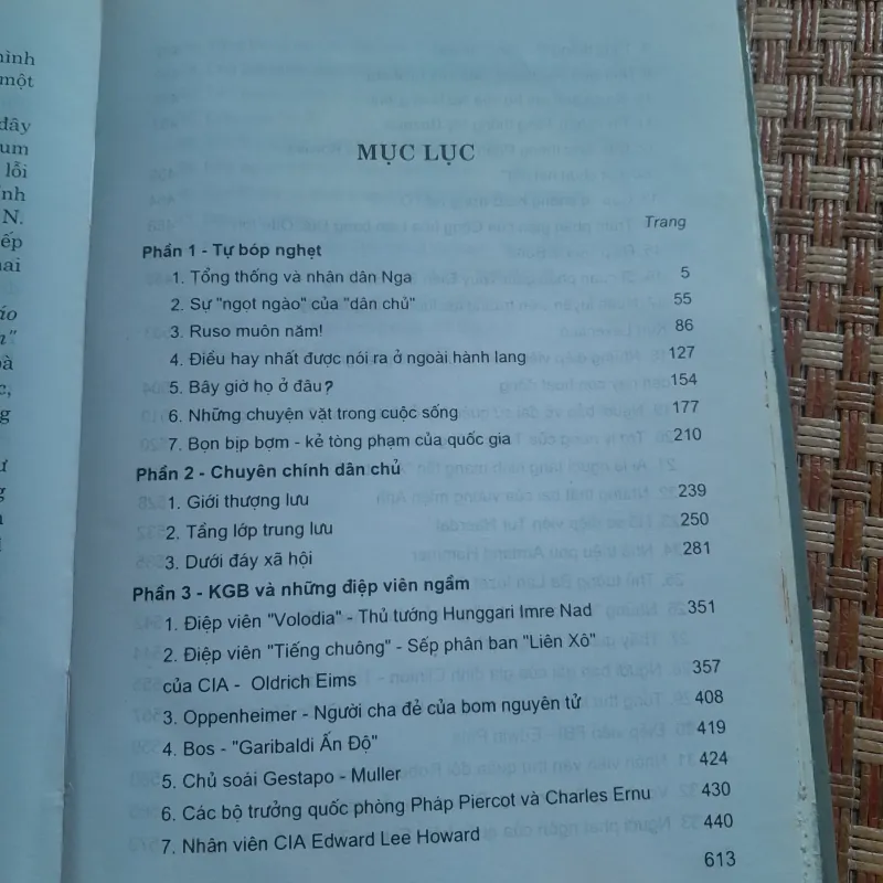 TRONG BÓNG TỐI ĐIỆN KREMLI 1024855