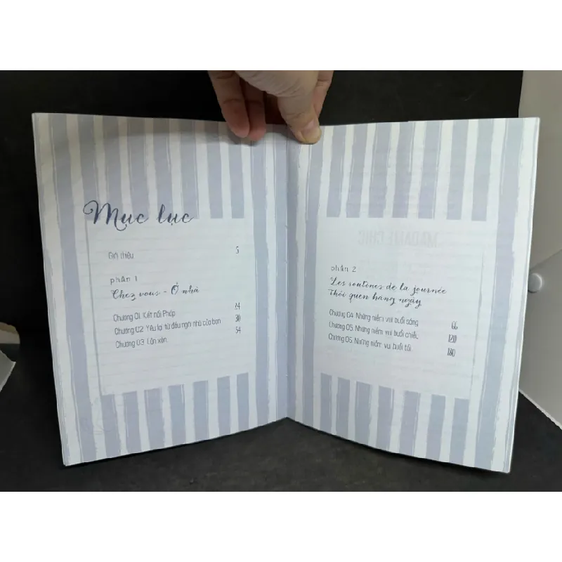 [Phiên Chợ Sách Cũ] At Home With Madame Chic, 2020 - Jennifer L. Scott H1809 599529