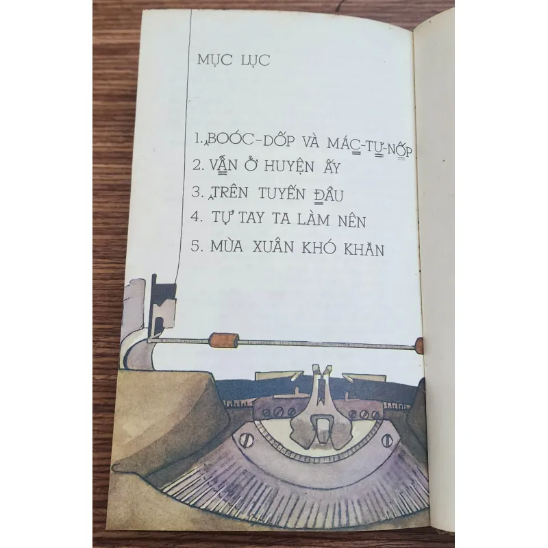 Truyện ký in màu: CHUYỆN THƯỜNG NGÀY Ở HUYỆN (Valentin Ovechkin) 763204