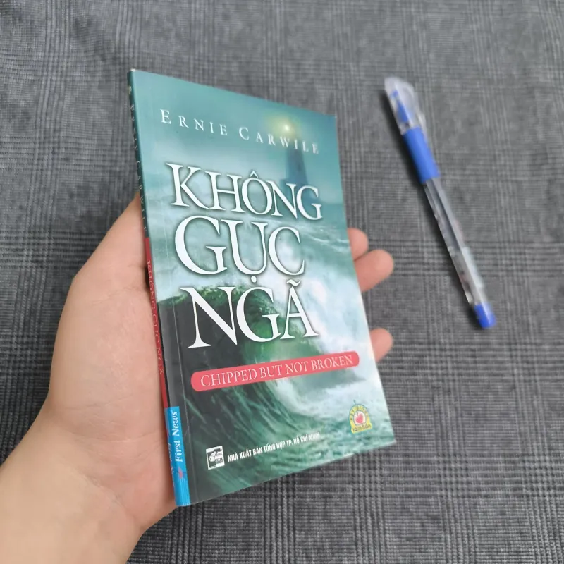 [Sách bỏ túi ] Không Gục Ngã (Chipped But Not Broken) - Ernie Carwile 557571