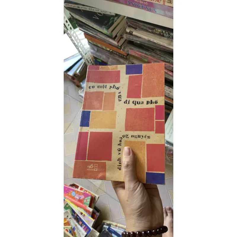 Có một phố vừa đi qua phố - Đinh Vũ Hoàng Nguyên, Mới 80% (KimT) 1003934