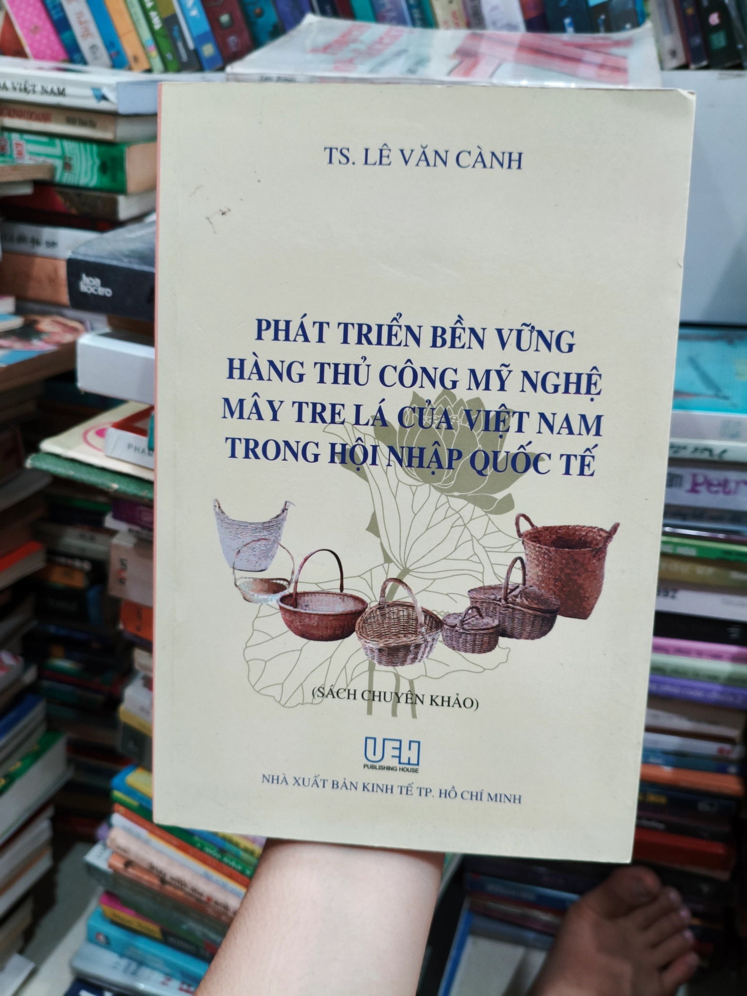 Phát triển bền vững hàng thủ công mỹ nghệ mây tre lá của Việt Nam  🌱 by  - Sách Book Cover - Ngọc Hiển Books