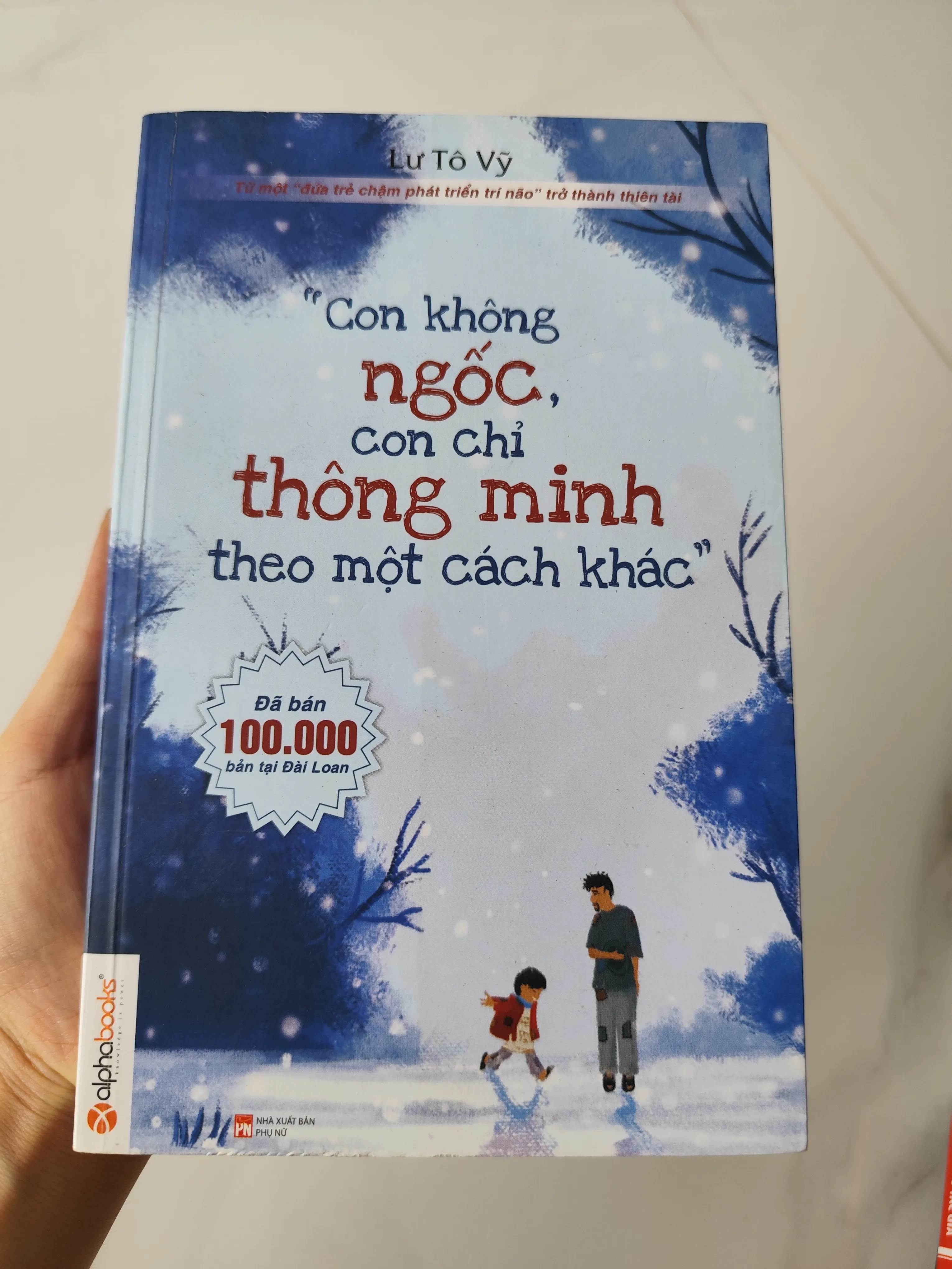 Con không ngốc con chì thông minh theo một cách khác by  - Sách Book Cover - Ngọc Hiển Books