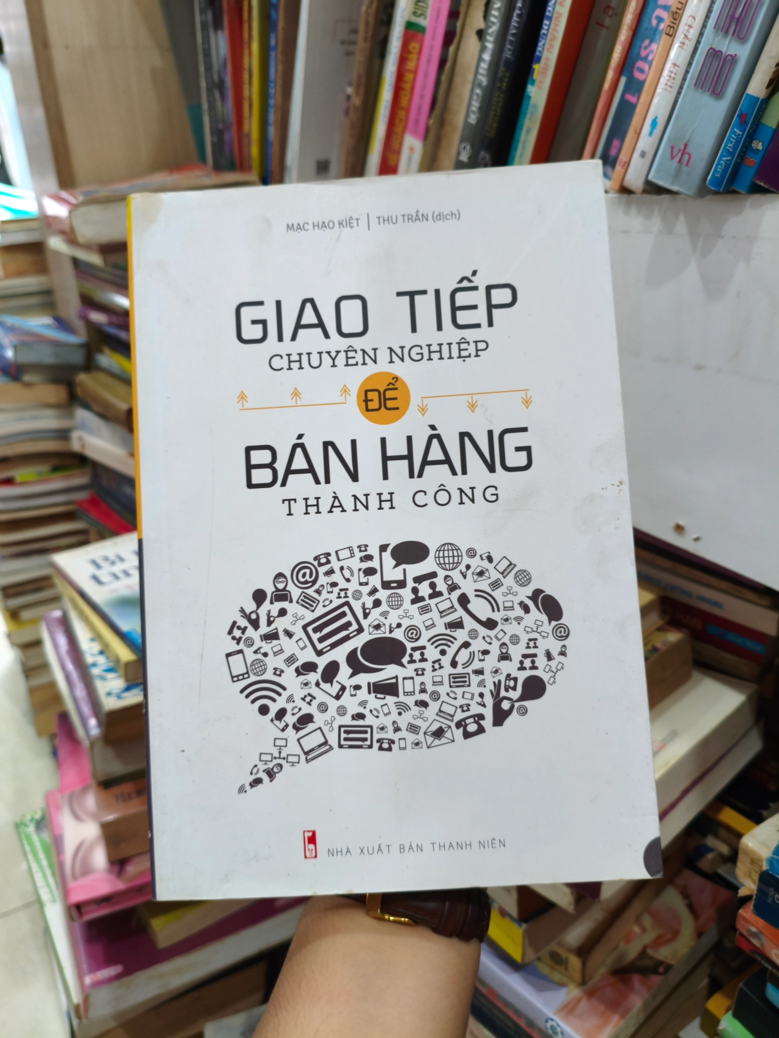 Giáo tiếp chuyên nghiệp để bán hàng thành công 🌱 by  - Sách Book Cover - Ngọc Hiển Books