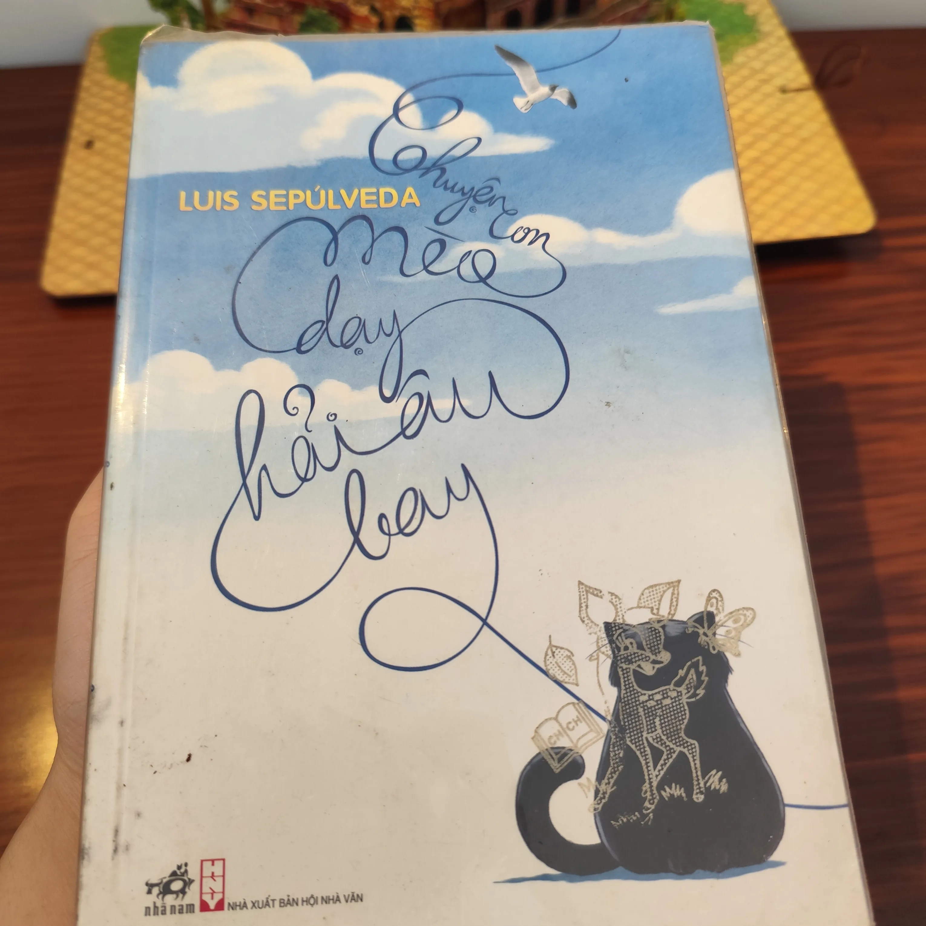 Chuyện Con Mèo Dạy Hải Âu Bay của tác giả Luis Sepúlveda. by  - Sách Book Cover - Ngọc Hiển Books