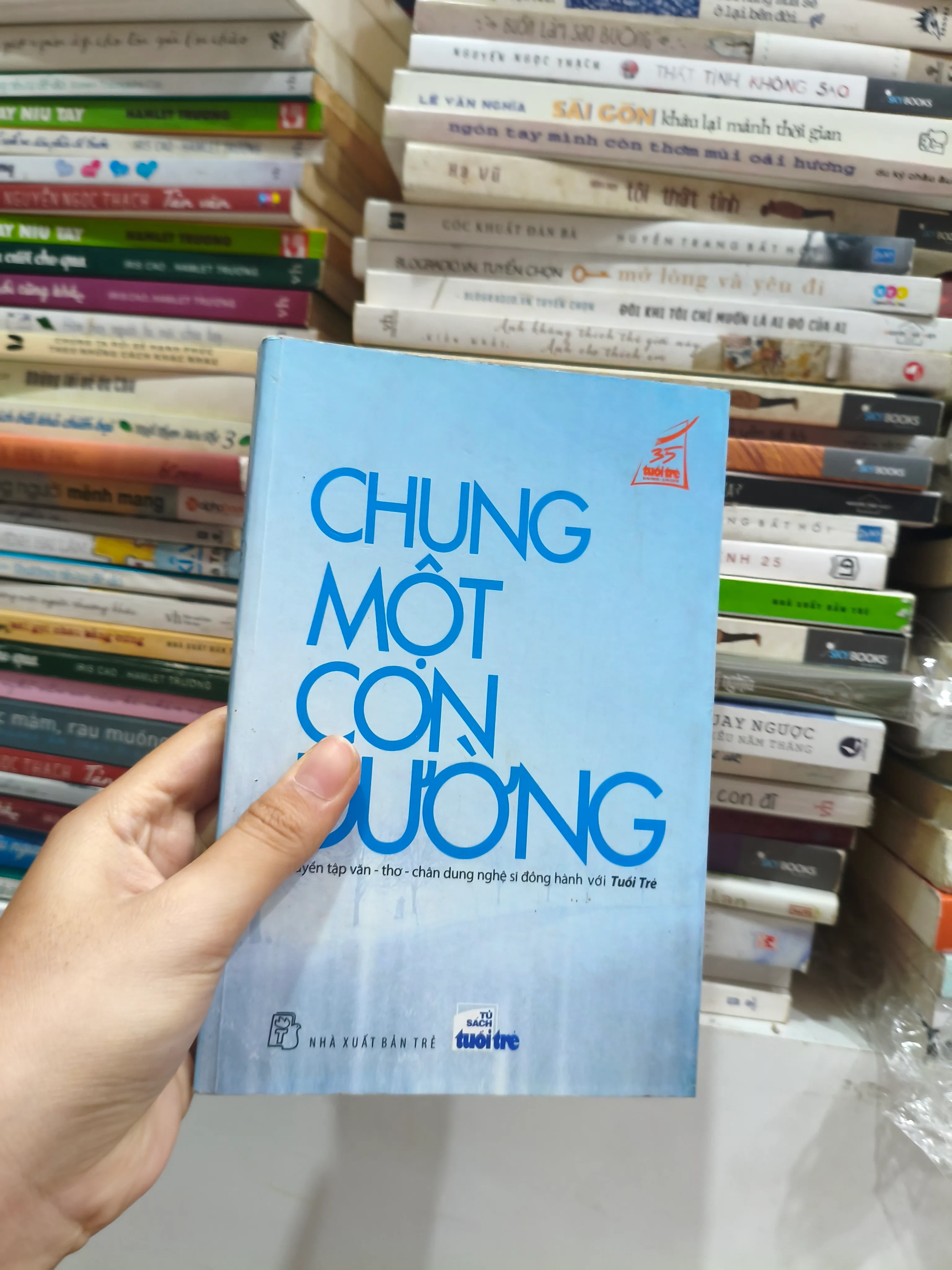 Chung Một Con Đường 🌱 by  - Sách Book Cover - Ngọc Hiển Books