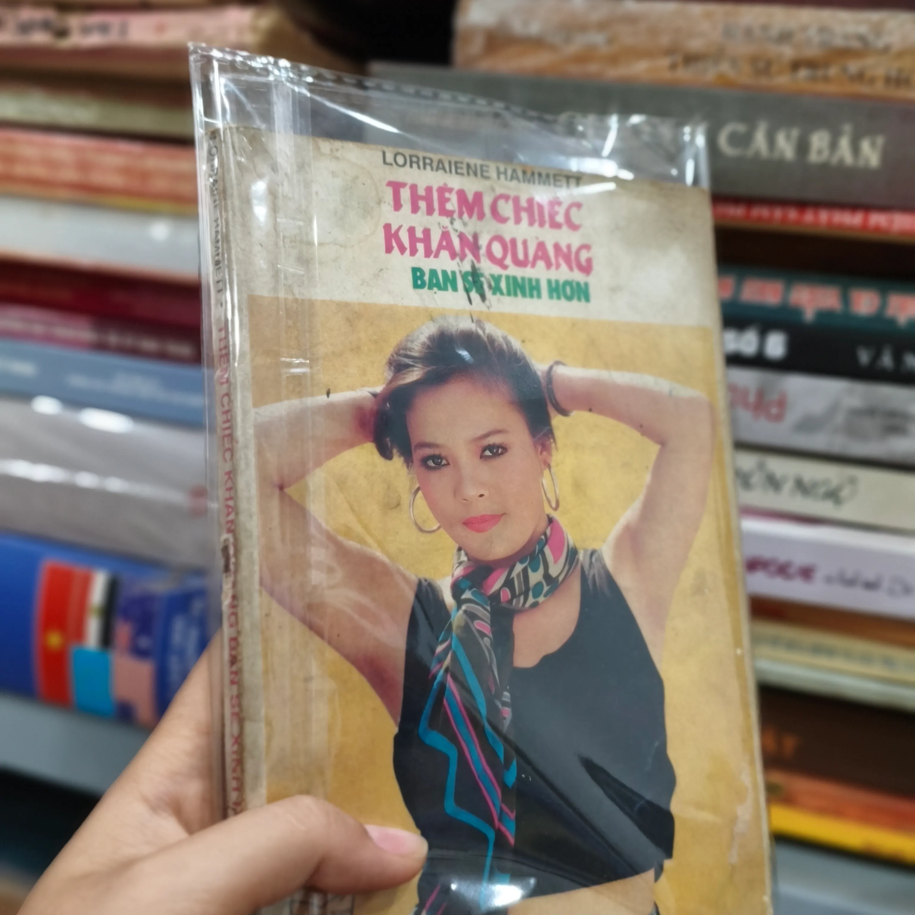 Thêm chiếc khăn quàng bạn sẽ sinh hơn 🌱 by  - Sách Book Cover - Ngọc Hiển Books