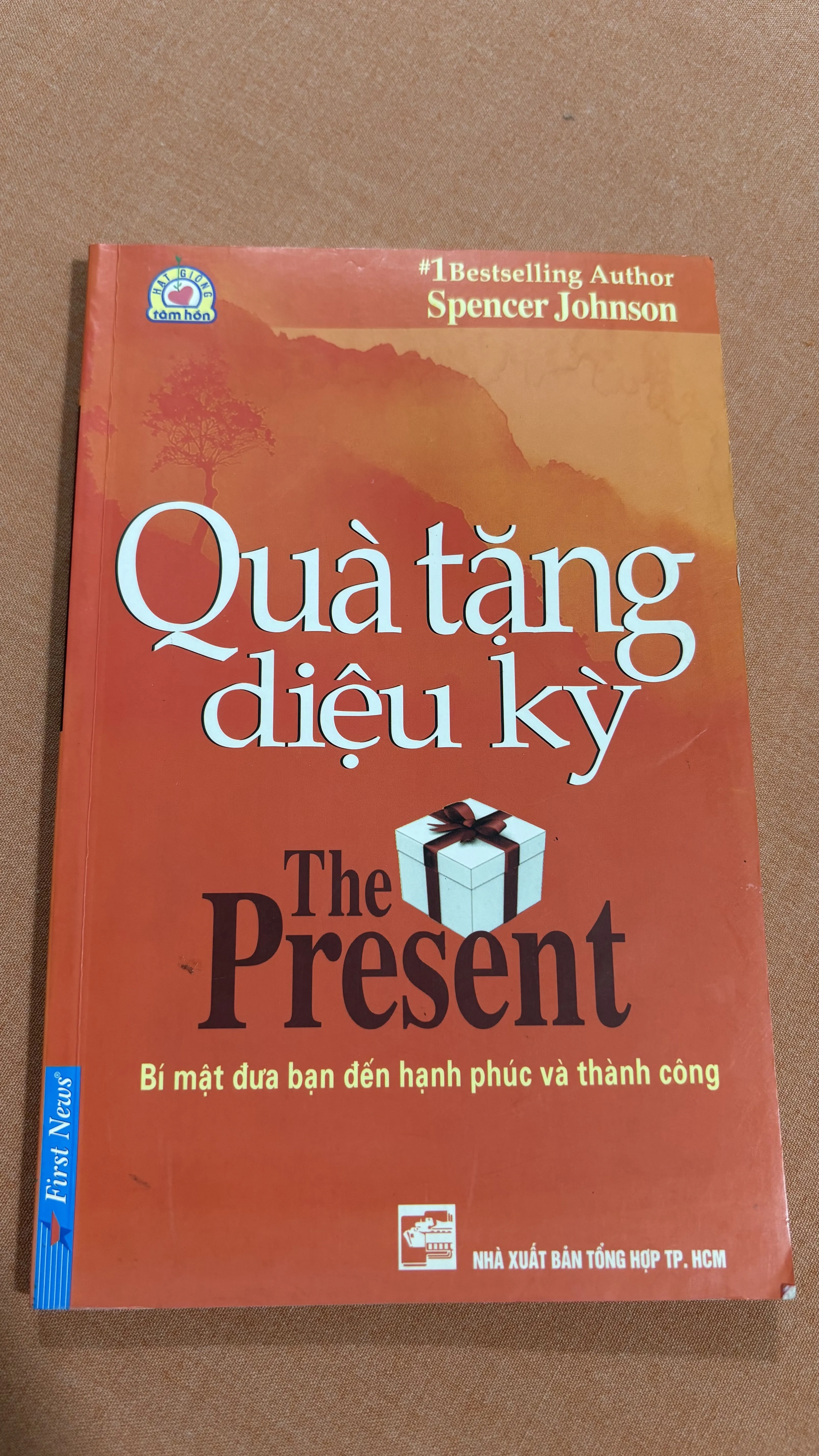 Quà tặng diệu kỳ 🌊 by  - Sách Book Cover - Ngọc Hiển Books