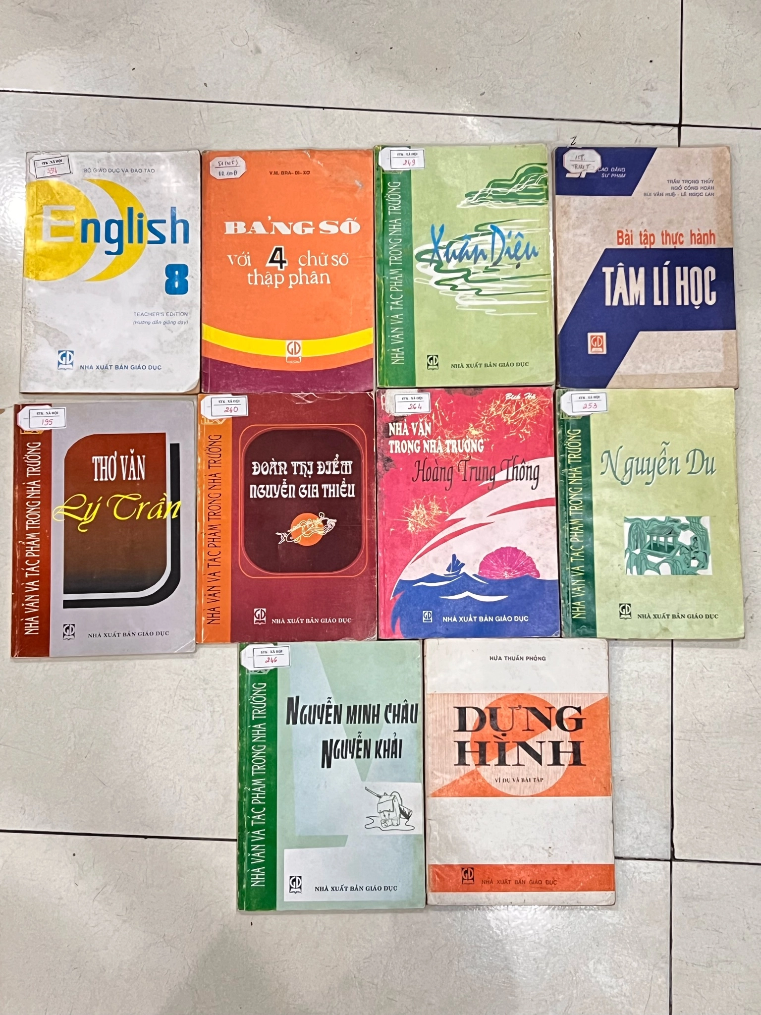 10 cuốn sách giáo khoa cũ - bản 9x by  - Sách Book Cover - Ngọc Hiển Books