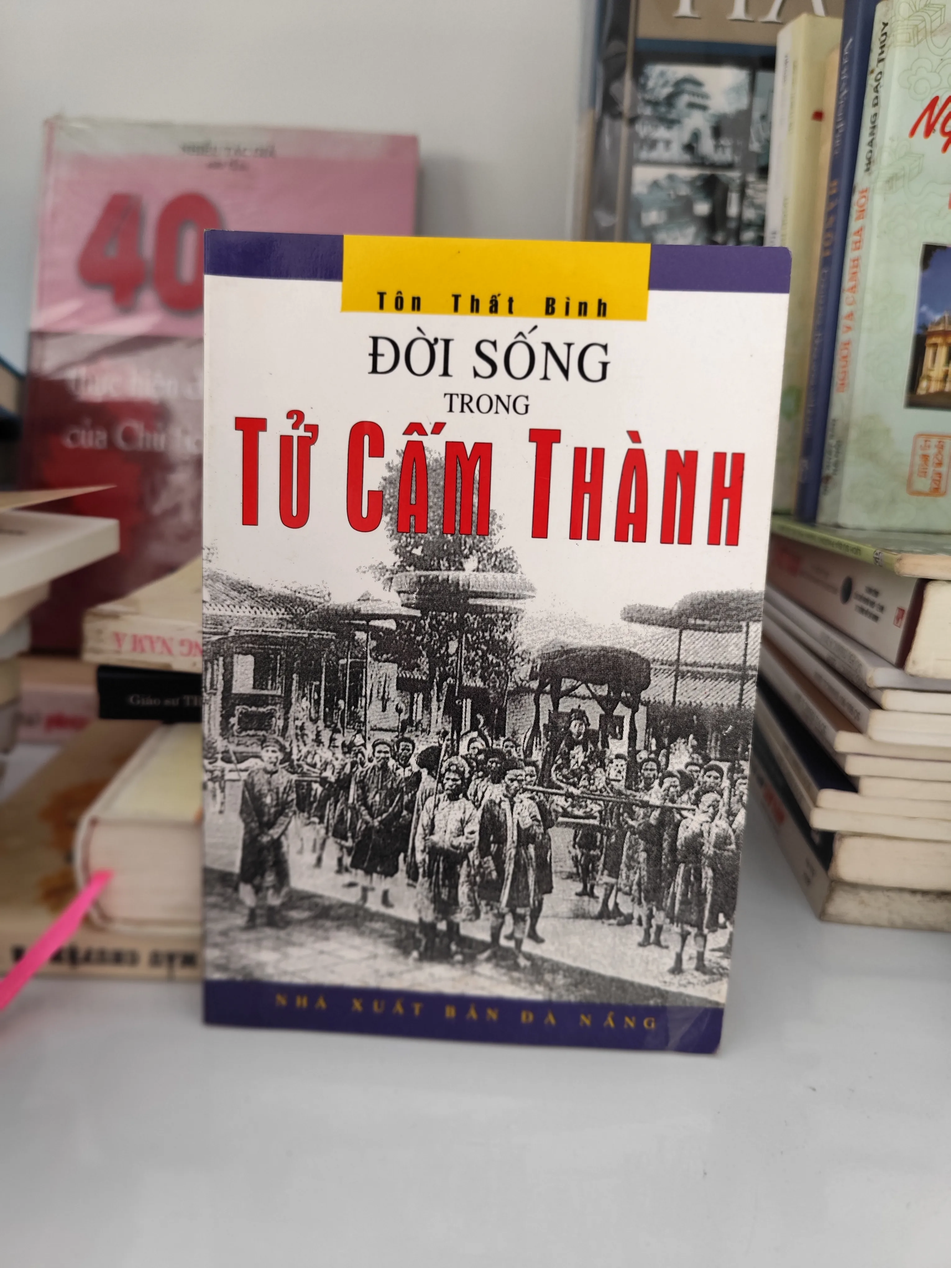 Tôn Thất Bình Đời sống trong Tử Cấm Thành by  - Sách Book Cover - Ngọc Hiển Books