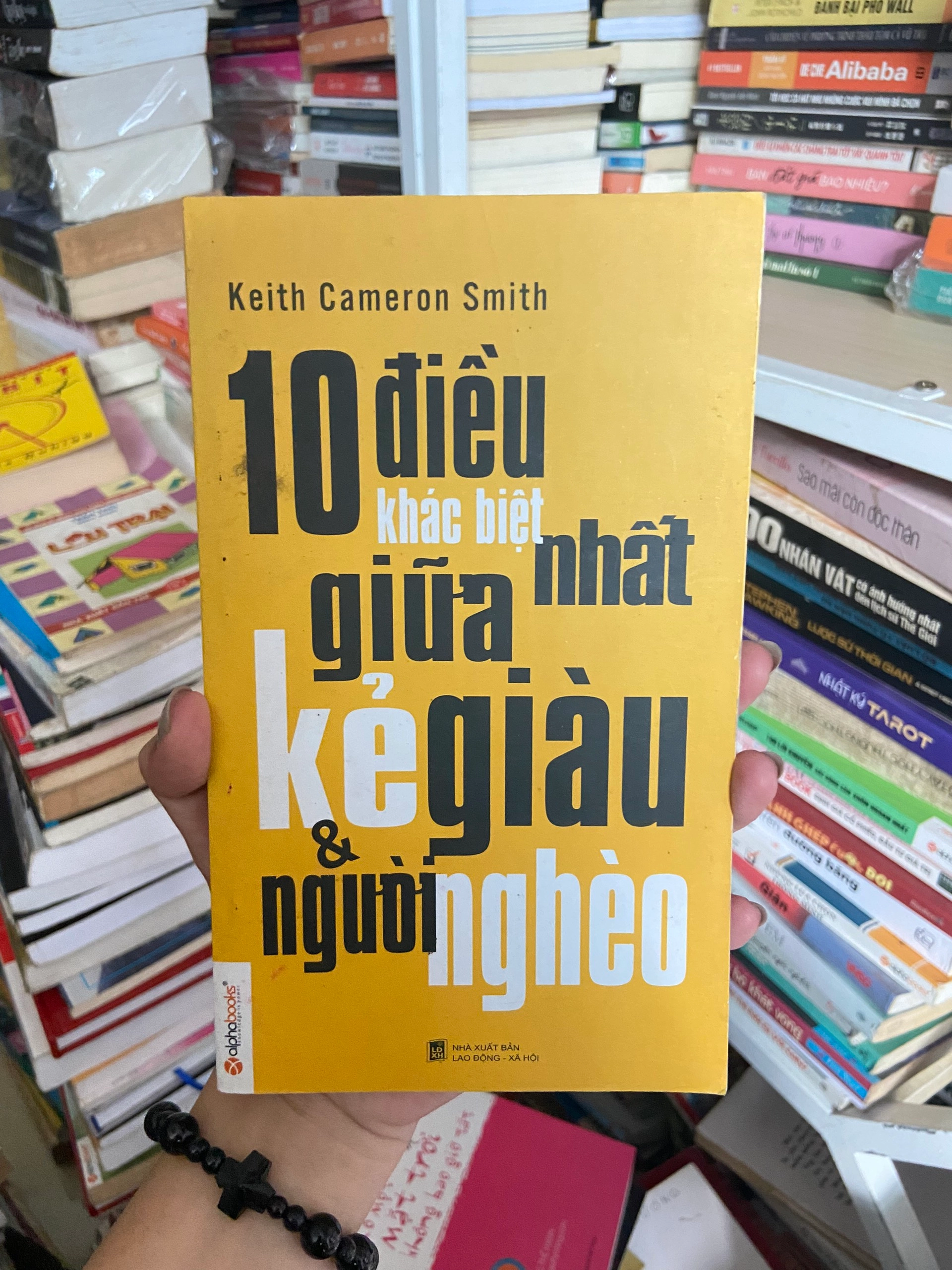 10 Điều Khác Biệt Nhất Giữa Kẻ Giàu Và Người Nghèo by Keith Cameron Smith - Sách Book Cover - Ngọc Hiển Books