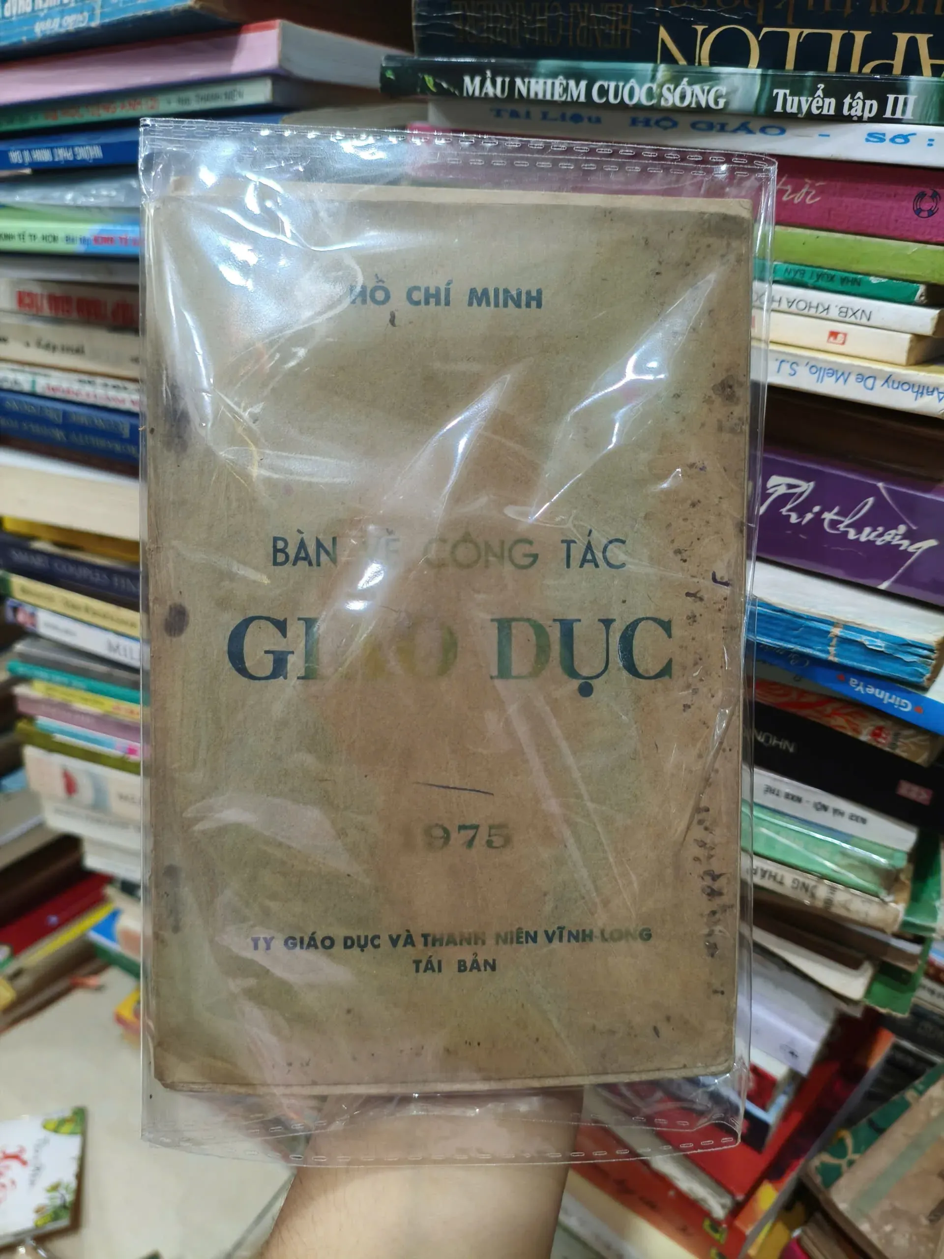 BÀN VỀ CÔNG TÁC GIÁO DỤC - HỒ CHÍ MINH by Hồ Chí Minh - Sách Book Cover - Ngọc Hiển Books