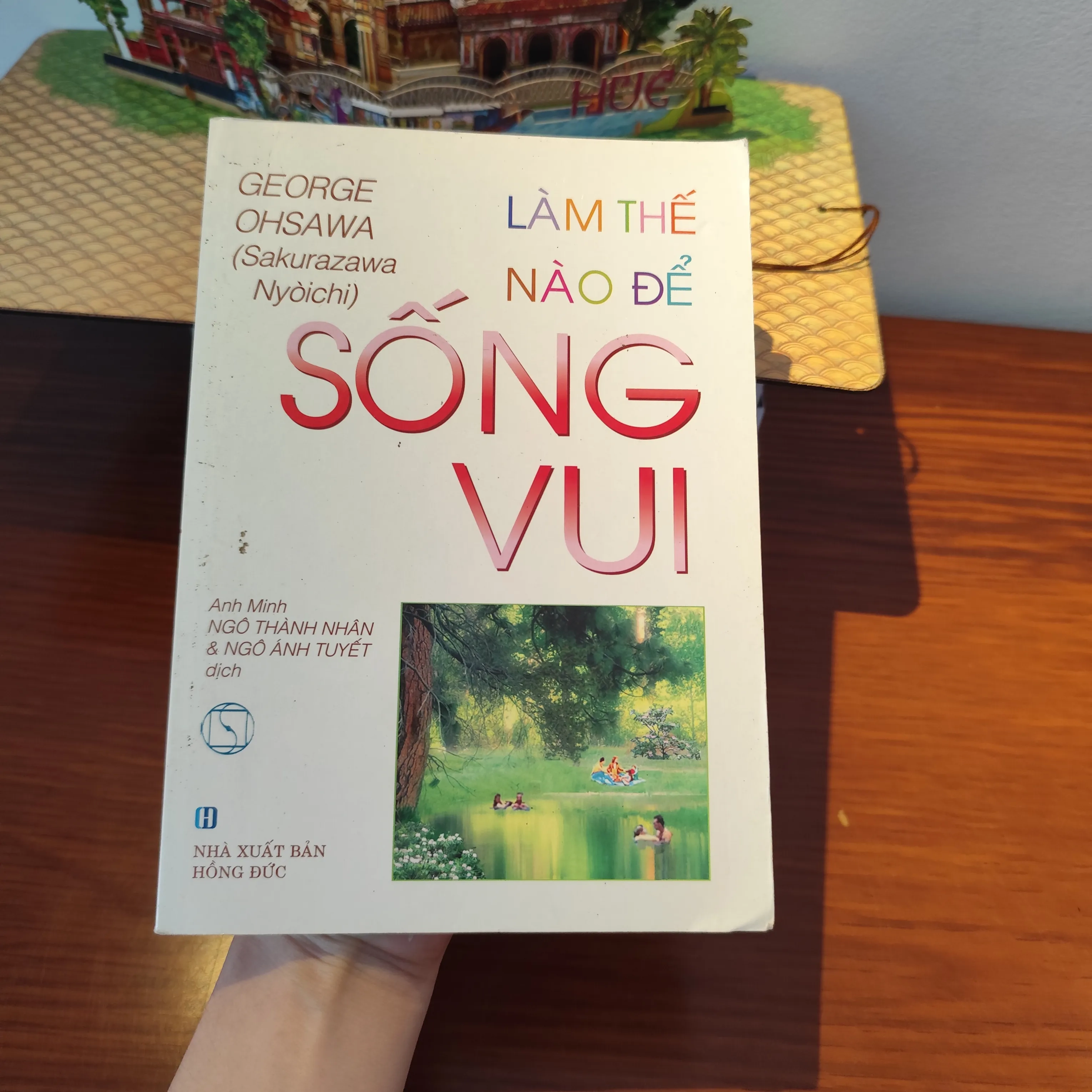 Làm thế nào để sống vui by  - Sách Book Cover - Ngọc Hiển Books