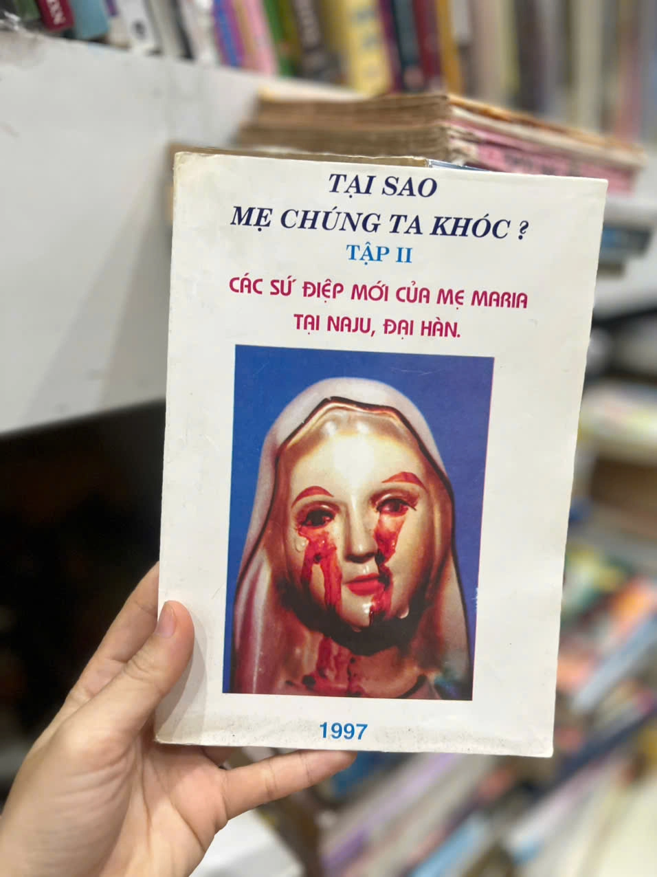 Tại sao mẹ chúng ta khóc by Julia Kim - Sách Book Cover - Ngọc Hiển Books