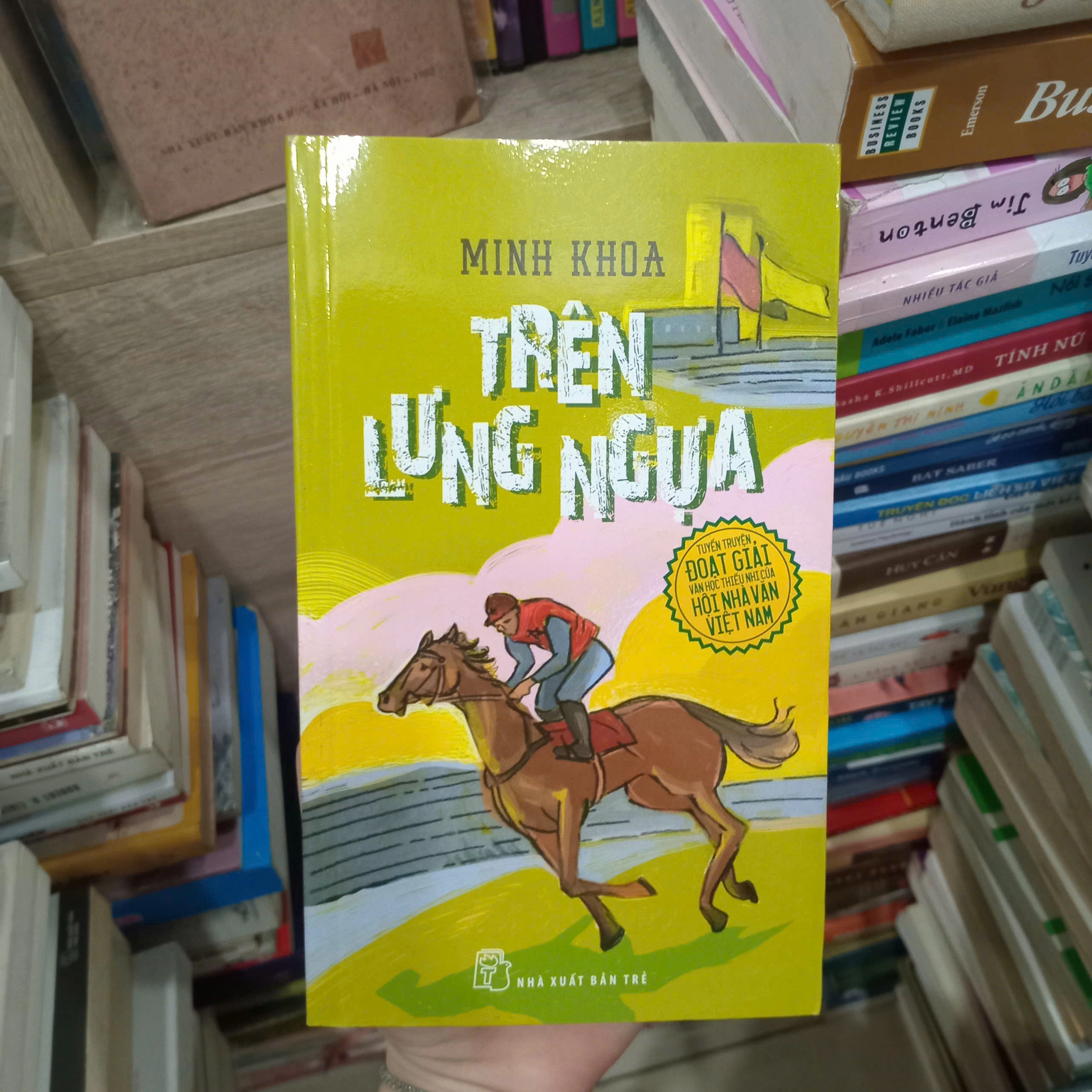 Trên Lưng Ngựa. by  - Sách Book Cover - Ngọc Hiển Books