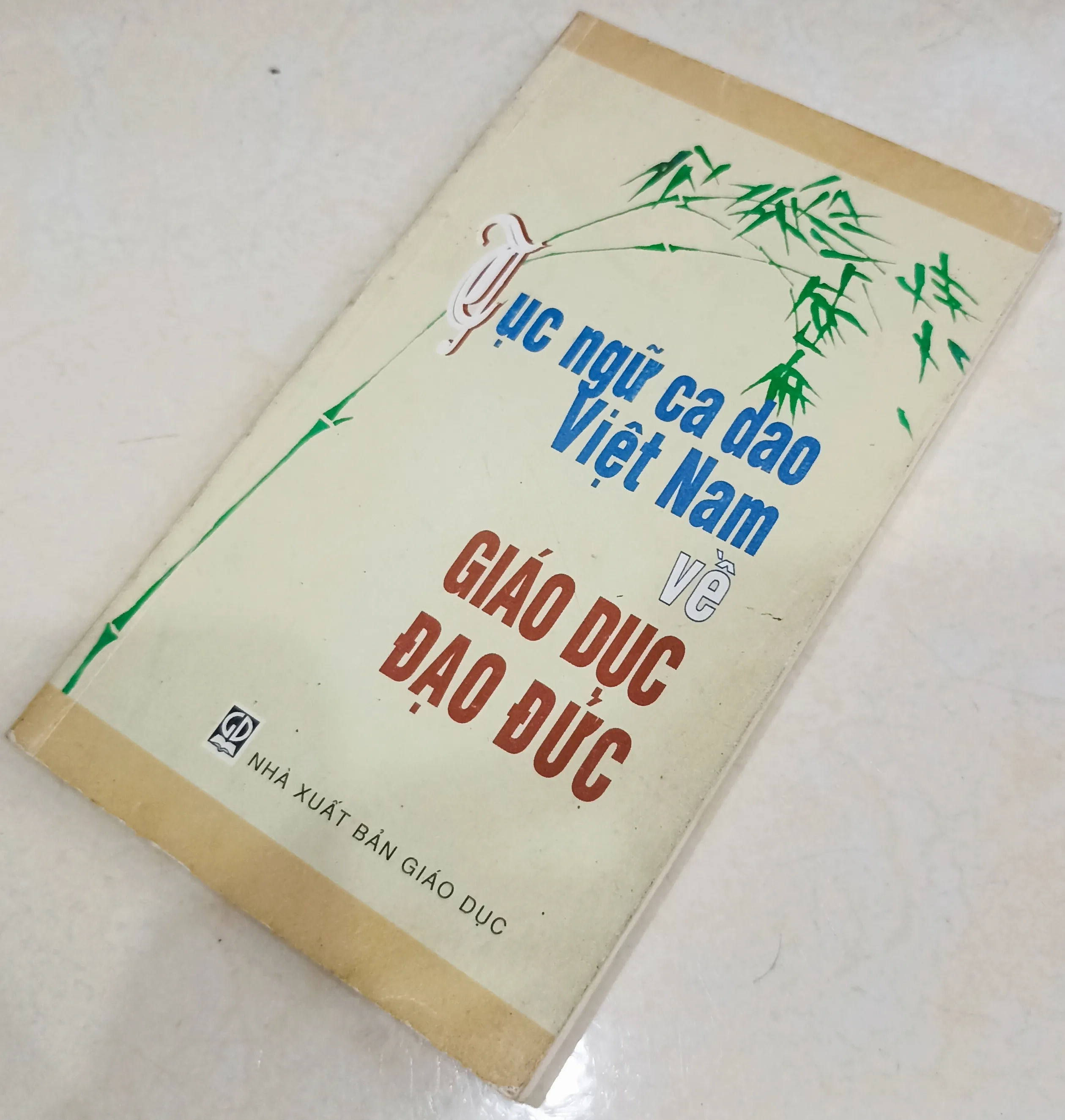 Tục ngữ ca dao Việt Nam về giáo dục đạo đức 🌻 by  - Sách Book Cover - Ngọc Hiển Books