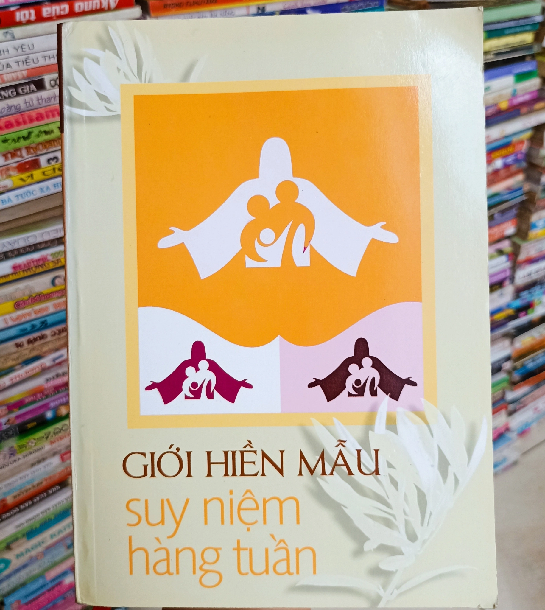 Giới hiền mẫu suy niệm hàng tuần 🌻 by  - Sách Book Cover - Ngọc Hiển Books