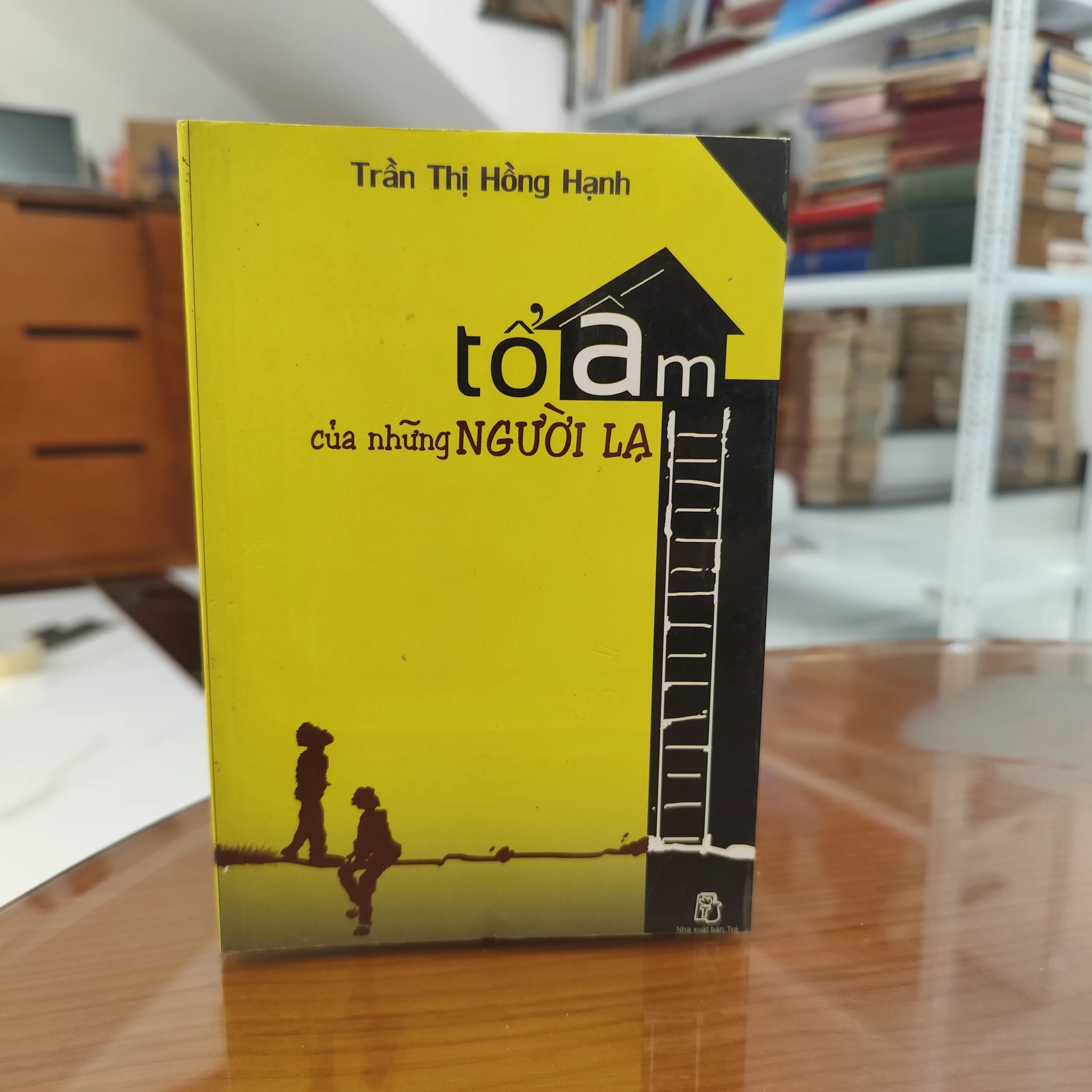 Tổ ấm của những người lạ by  - Sách Book Cover - Ngọc Hiển Books