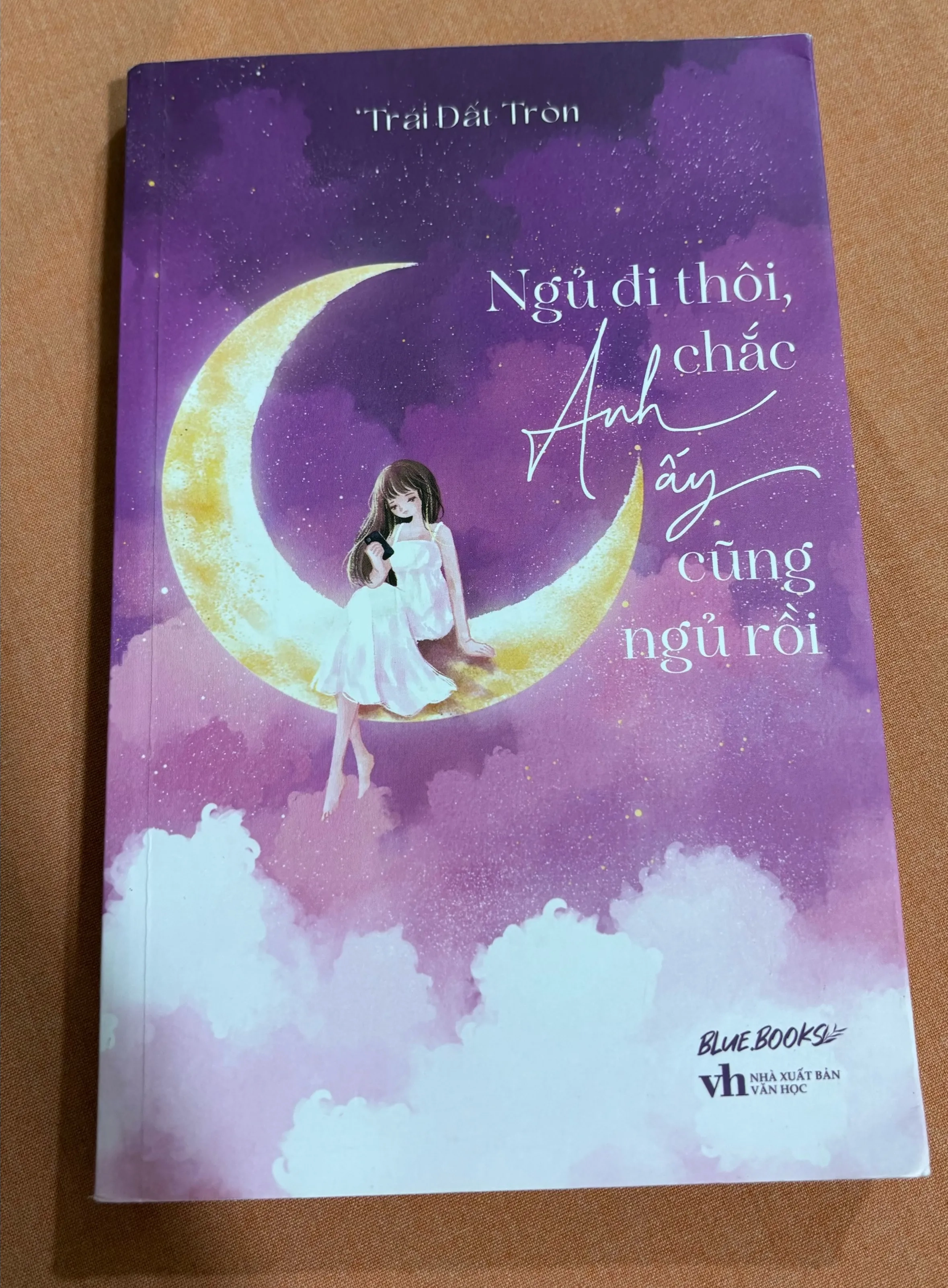 Ngủ đi thôi, anh ấy chắc cũng ngủ rồi 🌊 by  - Sách Book Cover - Ngọc Hiển Books