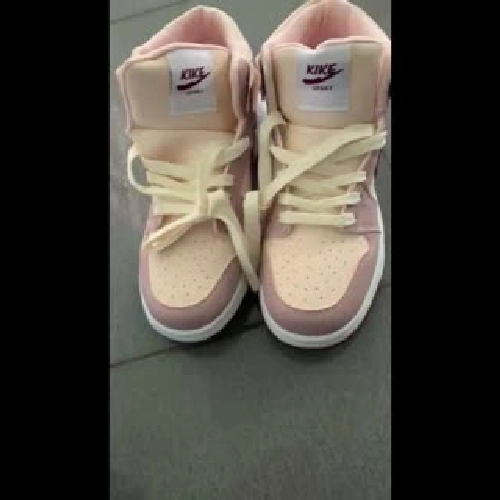 Giày rep 1:1 . Chưa sử dụng . Để lâu mang nên pass rẻ bèo. Size 39 