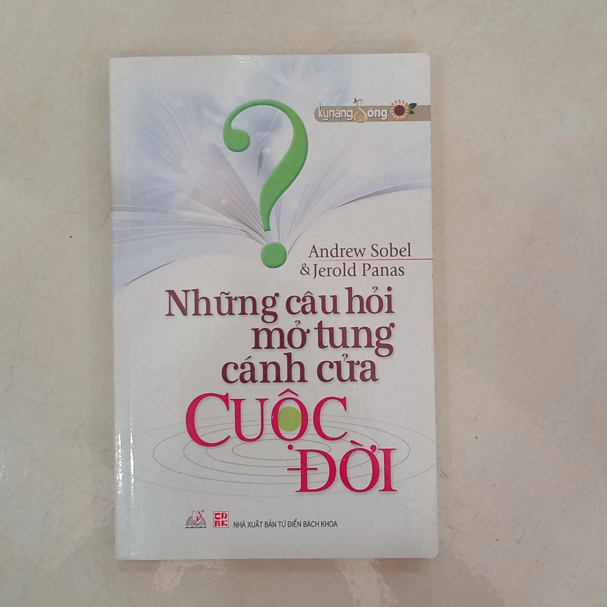 Những câu hỏi mở tung cánh cửa cuộc đời 📚 by Andrew Sobel & Jerold Panas - Sách Book Cover - Ngọc Hiển Books