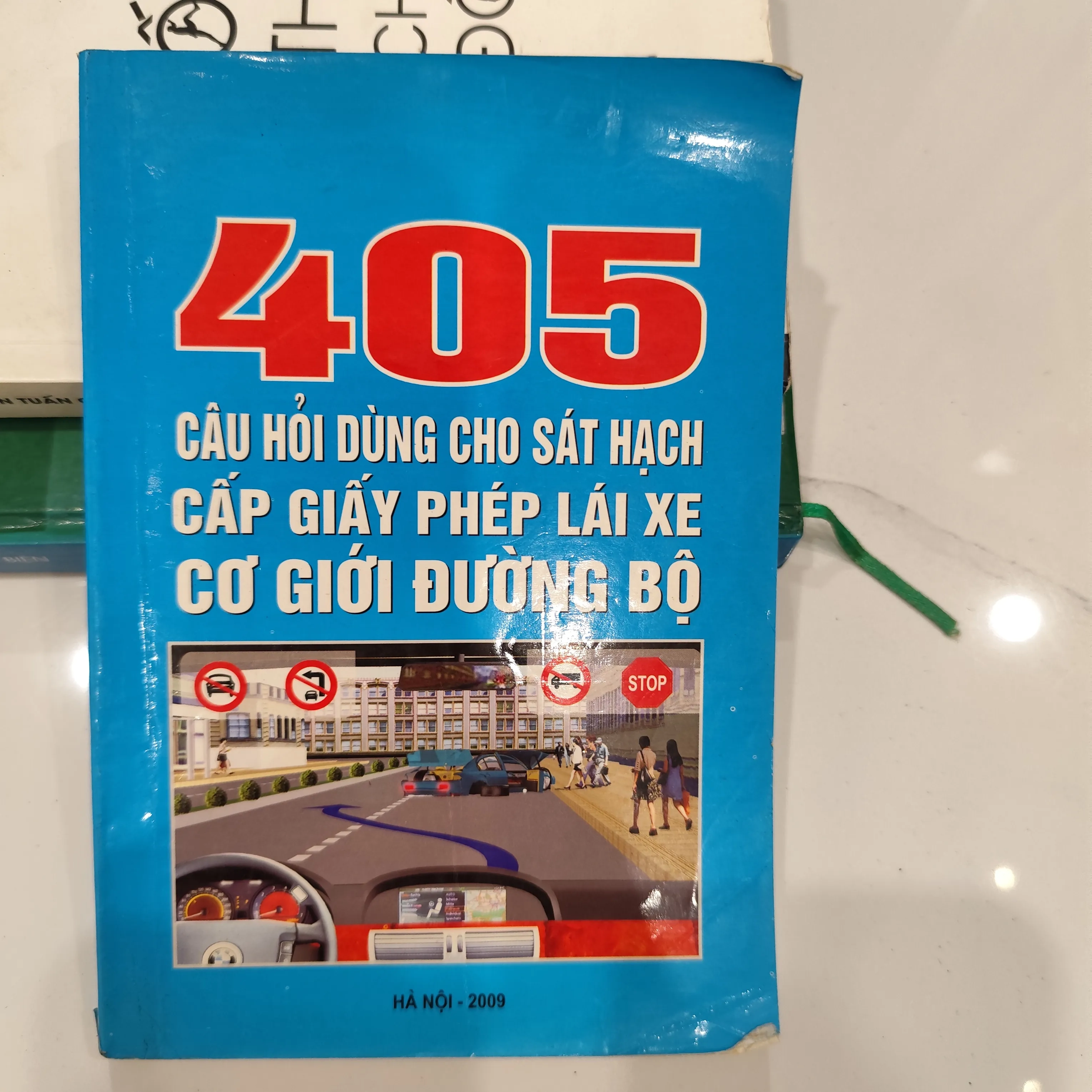 405 câu hỏi dùng cho sát hạch cấp giấy phép lái xe cơ giới đường bộ by  - Sách Book Cover - Ngọc Hiển Books