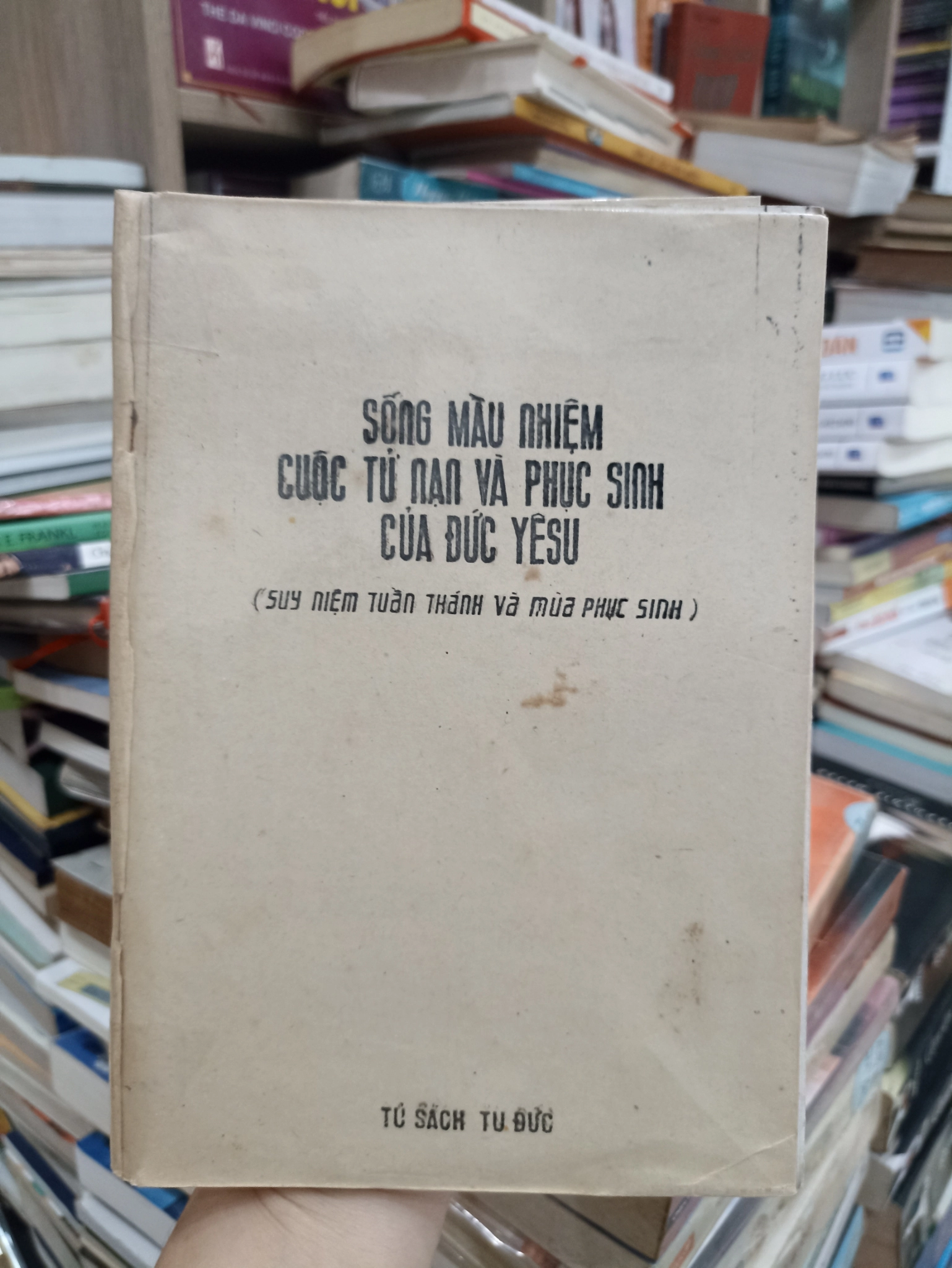 Sống Màu Nhiệm Cuộc Tử Nạn Và Phục Sinh Của Đức Yesu 🌻 by  - Sách Book Cover - Ngọc Hiển Books