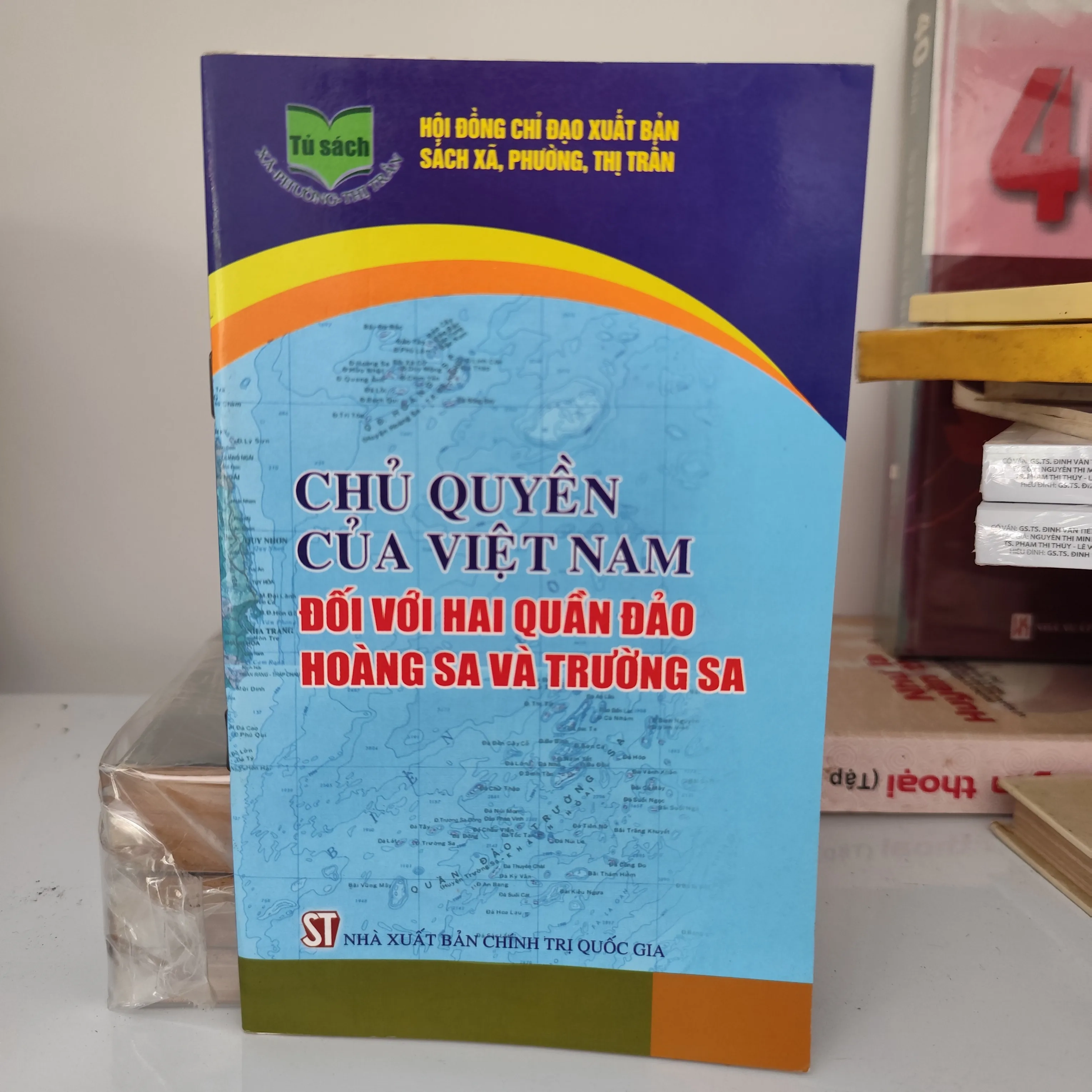 Chủ quyền của Việt Nam đối với 2 quần đảo Hoàng Sa và Trường Sa by  - Sách Book Cover - Ngọc Hiển Books