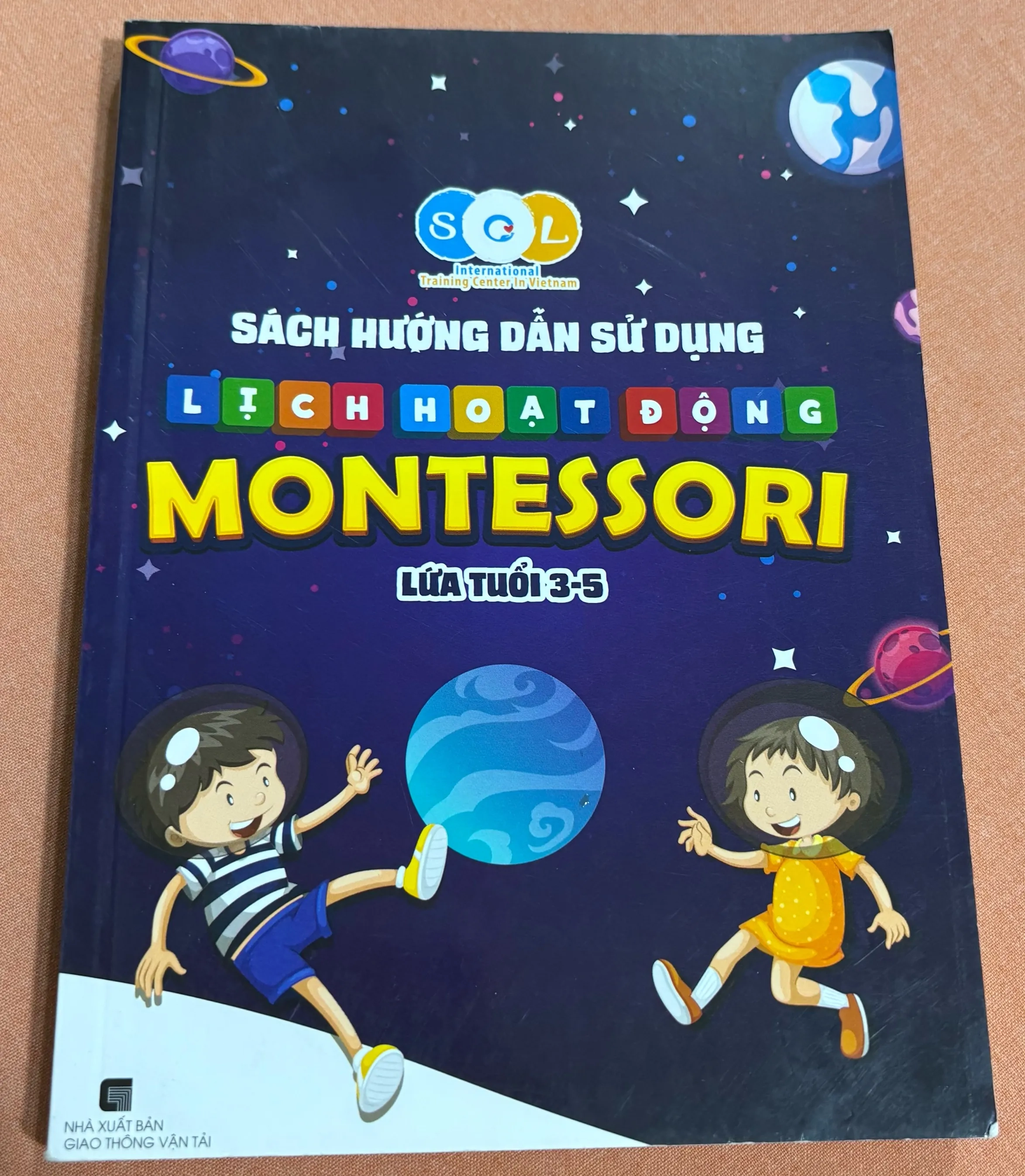 Sách hướng dẫn sử dụng lịch hoạt động Montessori 🌊 by  - Sách Book Cover - Ngọc Hiển Books