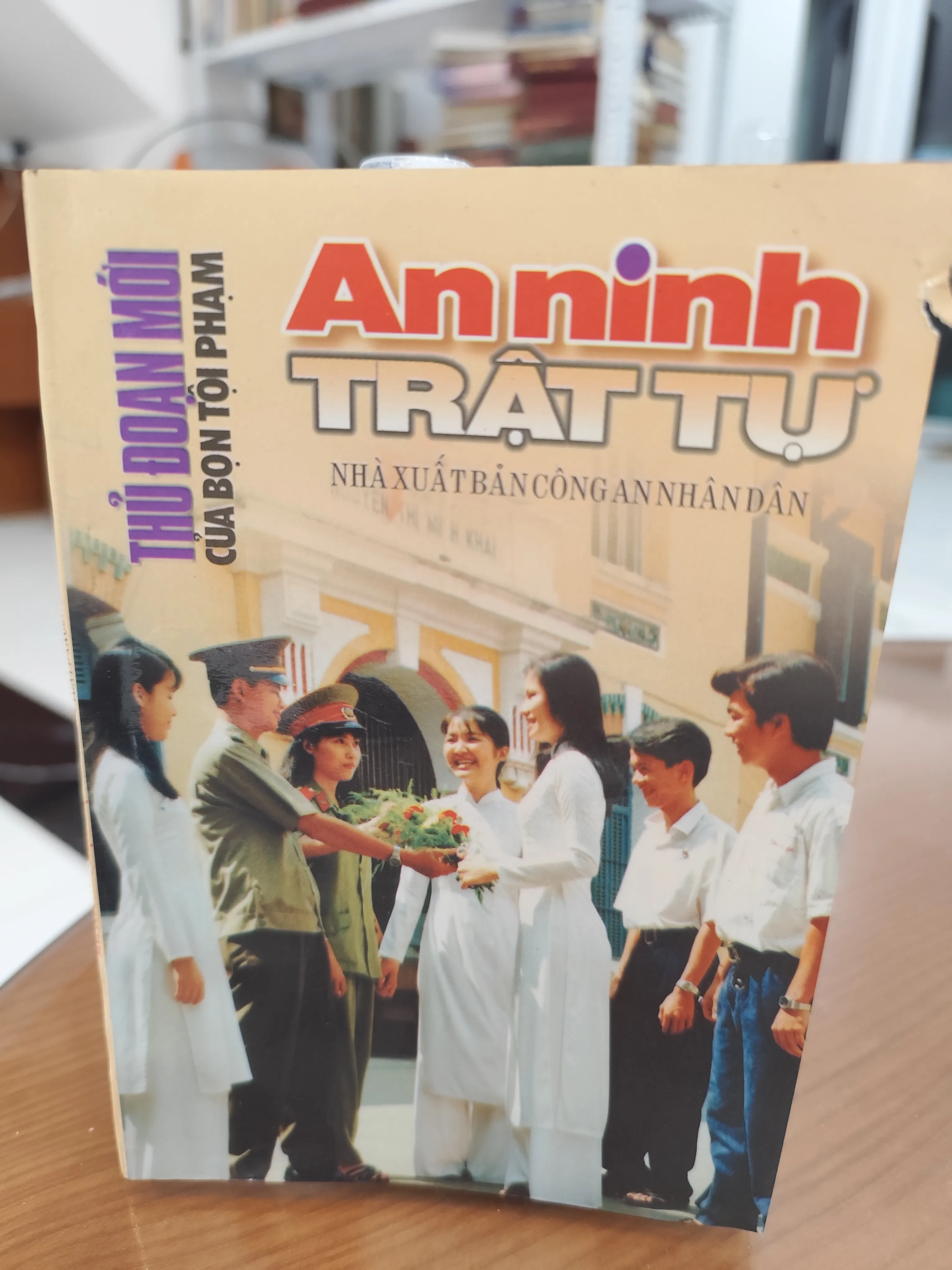 Thủ đoạn mới của bọn tội phạm by  - Sách Book Cover - Ngọc Hiển Books